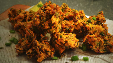 Make delicious pakoras with bread and onions, learn the recipe