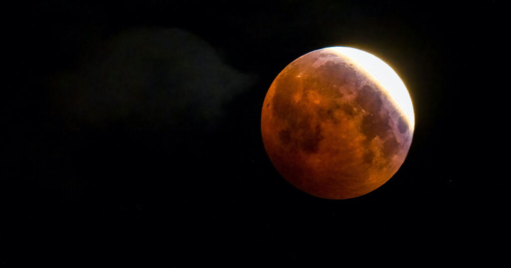 Lunar Eclipse2, , Lunar Eclipse: আজ চন্দ্রগ্রহণ, জেনে নিন চন্দ্রগ্রহণের সময় কী করবেন আর কী করবেন না